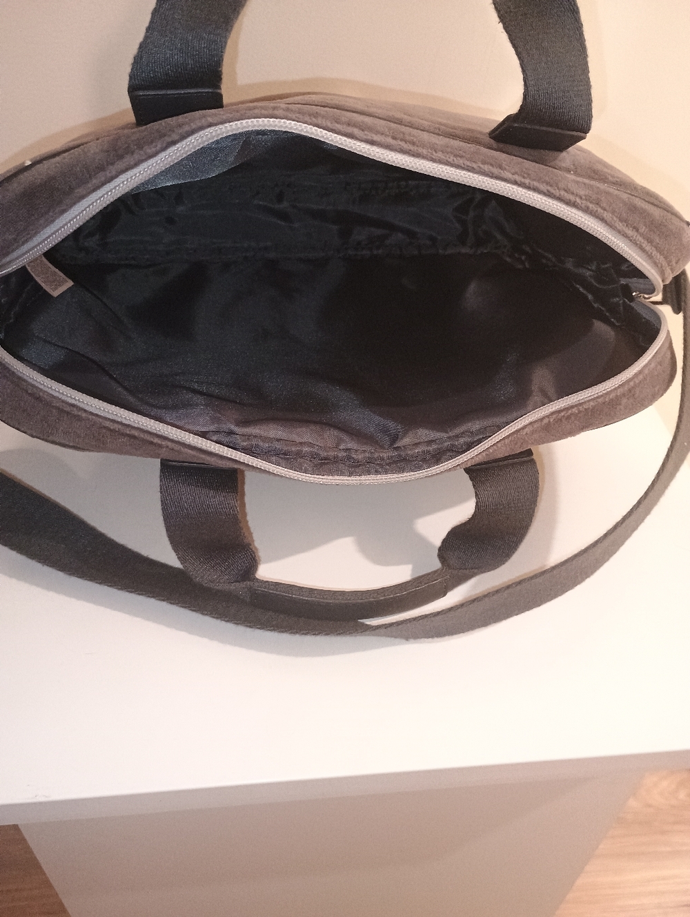 Sale , Juicy Couture Y2K Vintage Gray Suede Messenger Bag with Pink Crest Detail - Picture 6 of 11